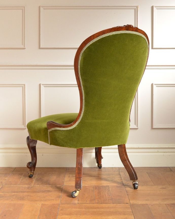 1Pソファ(ラウンジチェア) アンティーク チェア 1890年代のイギリスで見つけたアンティークナーシングチェア。後ろ姿も上品です並べた時に後ろから見ることも多い椅子。(q-384-c)