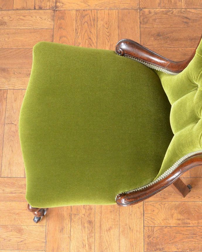 1Pソファ(ラウンジチェア) アンティーク チェア 1890年代のイギリスで見つけたアンティークナーシングチェア。大切な自分だけの時間にナーシングチェアは座面がゆったりと広め。(q-384-c)