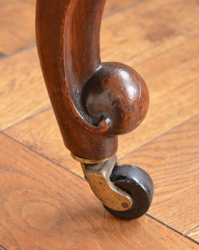 1Pソファ(ラウンジチェア) アンティーク チェア 1890年代のイギリスで見つけたアンティークナーシングチェア。脚先にはキャスターがアンティークのものは現代のもののようにプラスチックではないため動きはよくありませんが調整したので動きます。(q-384-c)