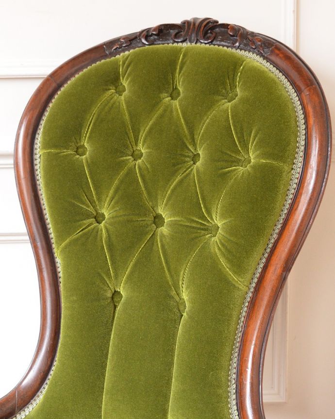 1Pソファ(ラウンジチェア) アンティーク チェア 1890年代のイギリスで見つけたアンティークナーシングチェア。贅沢な美しさはアンティークの証女性のために作られた椅子だけに、見た目が美しい。(q-384-c)