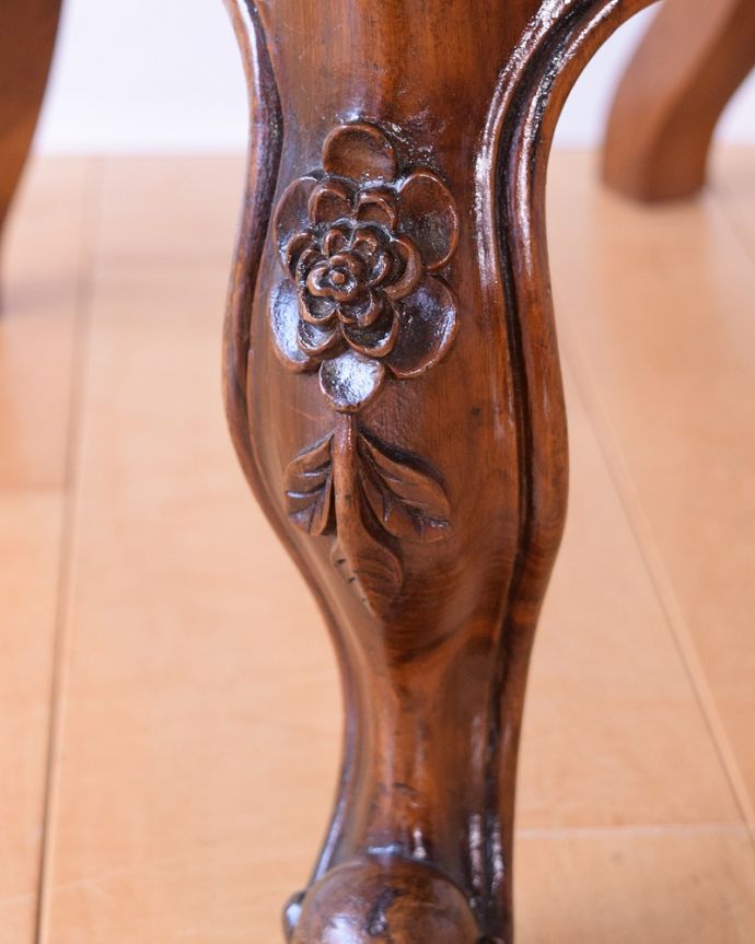 1Pソファ(ラウンジチェア) アンティーク チェア 英国のアンティーク椅子、ゴージャスな背もたれが美しいナーシングチェア。イギリスらしい美しい彫やっぱり一番の特長は彫の美しさ。(q-385-c)