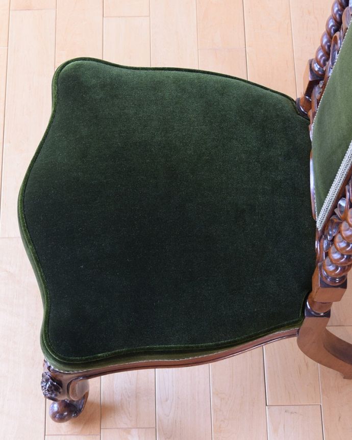 1Pソファ(ラウンジチェア) アンティーク チェア 英国のアンティーク椅子、ゴージャスな背もたれが美しいナーシングチェア。大切な自分だけの時間にナーシングチェアは座面がゆったりと広め。(q-385-c)