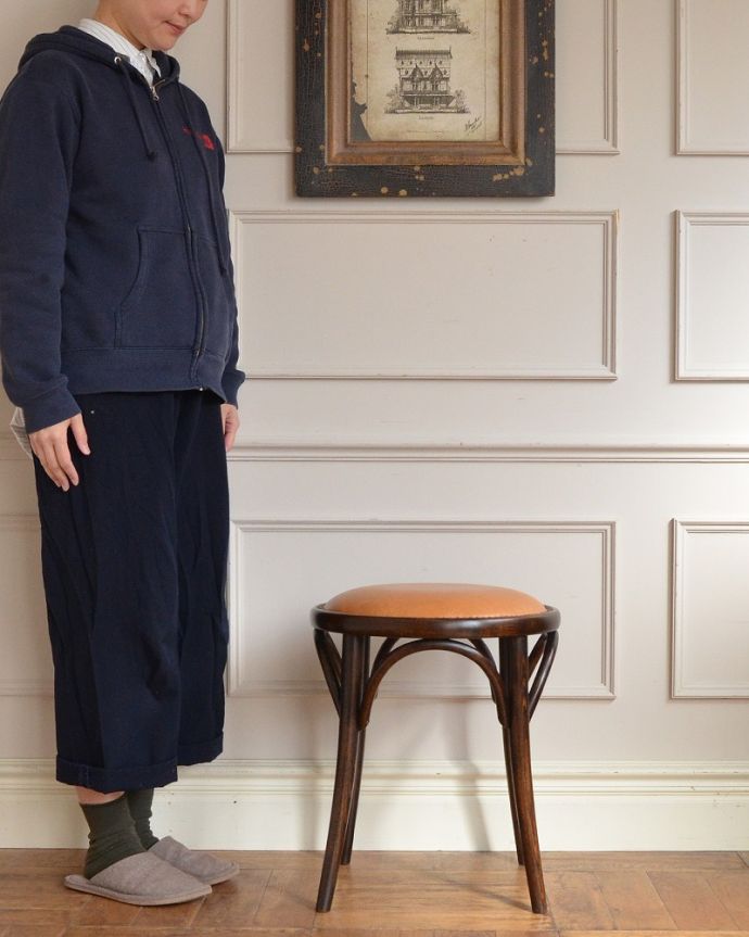 アンティーク風の椅子　アンティーク風　イギリスで見つけたお洒落なアンティーク風のスツール（クッション付き）。アンティーク風のスツール･･･お家の中で大躍してくれるアンティーク風のスツール。(q-387-c)