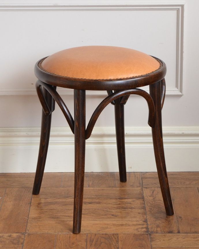 アンティーク風の椅子　アンティーク風　イギリスで見つけたお洒落なアンティーク風のスツール（クッション付き）。まるで本物長年使ったアンティークのような風合いたっぷりの姿。(q-387-c)