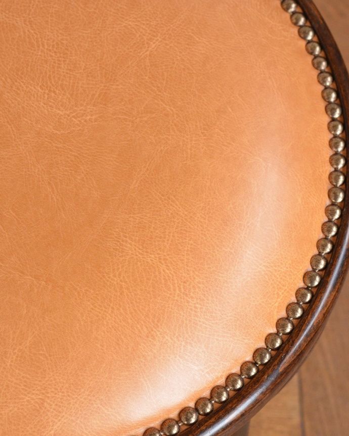 アンティーク風の椅子　アンティーク風　イギリスで見つけたお洒落なアンティーク風のスツール（クッション付き）。生地のセレクトにもこだわりましたアンティークチェアの雰囲気を出したくて、貼り座の周りはこだわりの鋲打ちにしました。(q-387-c)