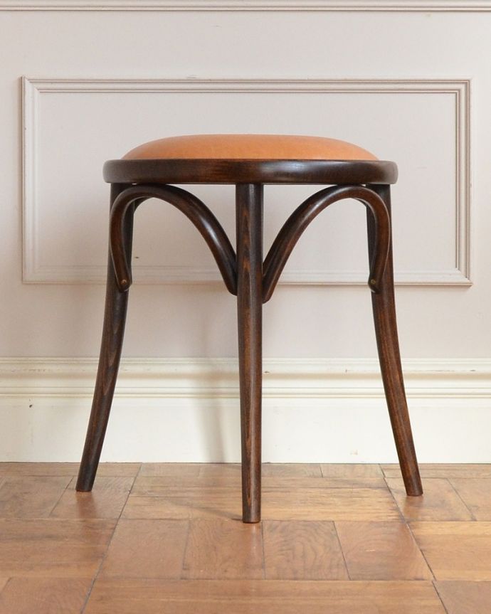 アンティーク風の椅子　アンティーク風　イギリスで見つけたお洒落なアンティーク風のスツール（クッション付き）。360度、どこから見ても美しいどの角度から見てもカッコいいんです。(q-387-c)