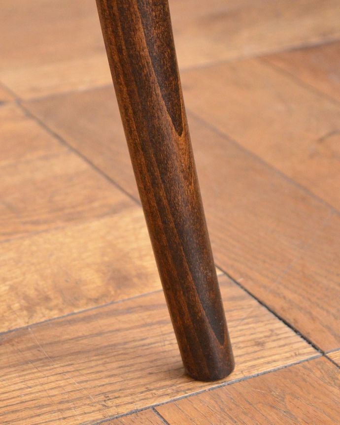 アンティーク風の椅子　アンティーク風　イギリスで見つけたお洒落なアンティーク風のスツール（クッション付き）。移動もラクラクの理由は…Handleではアンティークチェアの脚の裏にフェルトキーパーをお付けしています。(q-387-c)