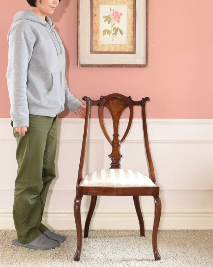 サロンチェア アンティーク チェア 背もたれの象嵌が美しいアンティークのサイドチェア。「見る」だけで幸せになるアンティークの椅子最高級のアンティークチェアは、座って使う楽しみ以外に目で見て楽しめます。(q-389-c)