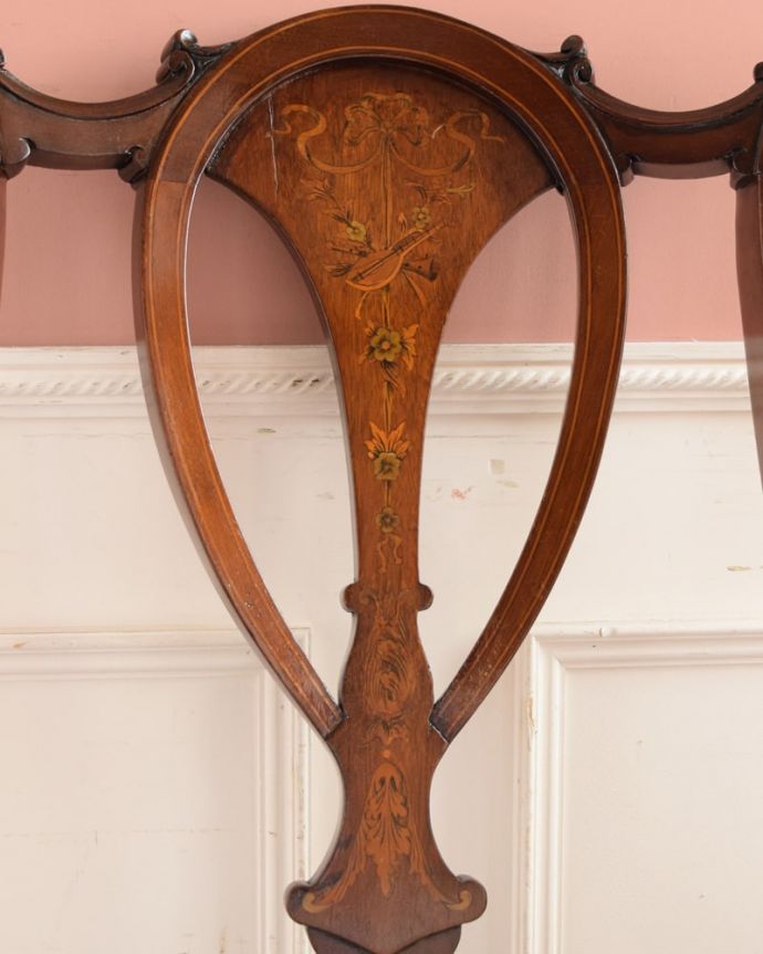 サロンチェア アンティーク チェア 背もたれの象嵌が美しいアンティークのサイドチェア。華やかな象嵌の模様木を組み合わせることで作る象嵌で描かれた模様。(q-389-c)