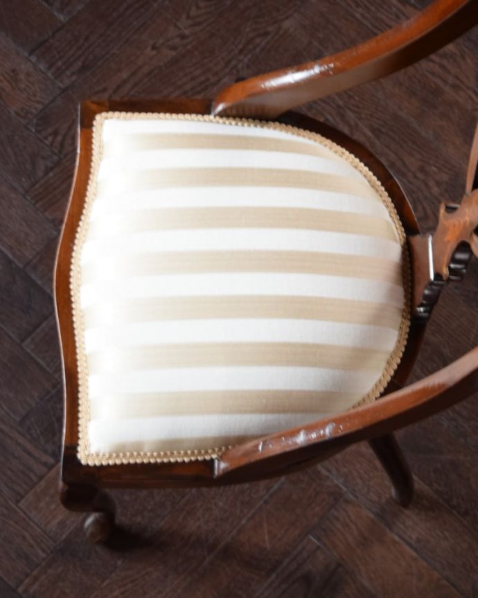 サロンチェア アンティーク チェア 背もたれの象嵌が美しいアンティークのサイドチェア。座面を上から見るとこんな感じ座面は布貼りなので、長時間座っても疲れません。(q-389-c)