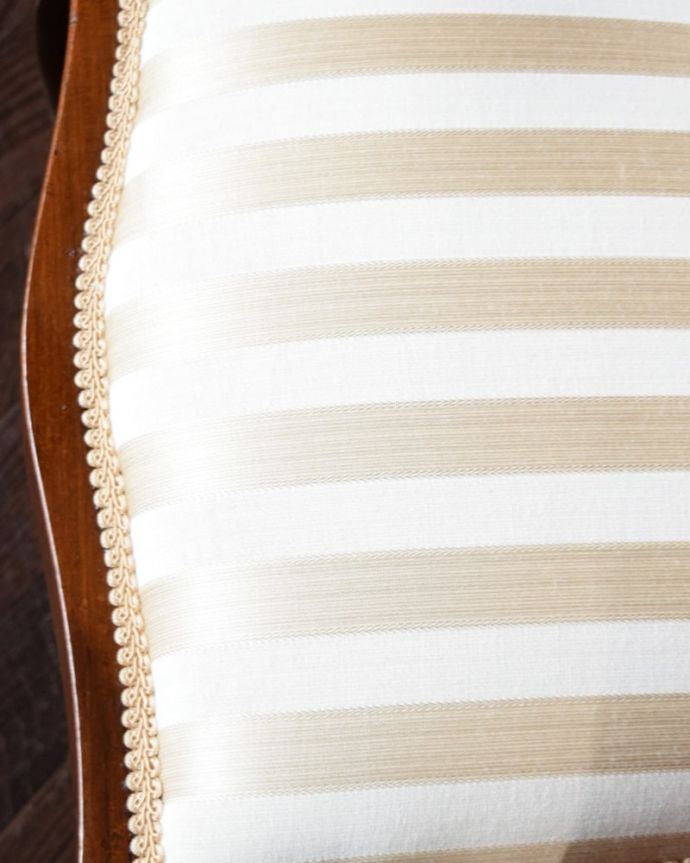 サロンチェア アンティーク チェア 背もたれの象嵌が美しいアンティークのサイドチェア。生地のセレクトにもこだわりました優雅なアンティークチェアの雰囲気をそのままに、一番似合う貼り座をじっくり選びました。(q-389-c)