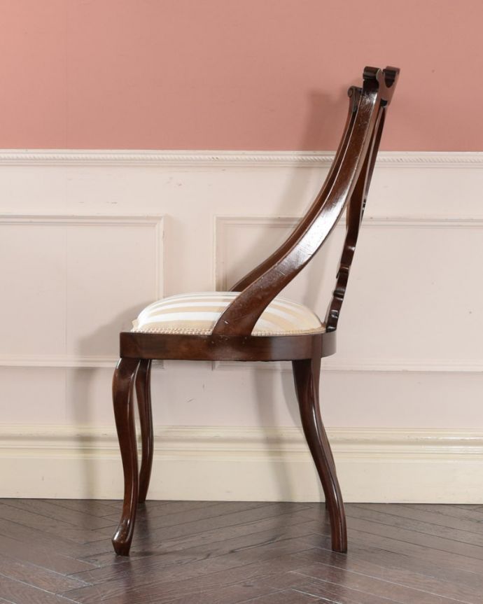 サロンチェア アンティーク チェア 背もたれの象嵌が美しいアンティークのサイドチェア。横から見ても優雅な立ち姿背もたれがカーブしているので楽です。(q-389-c)