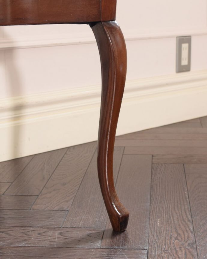 サロンチェア アンティーク チェア 背もたれの象嵌が美しいアンティークのサイドチェア。床を滑らせて移動出来ますHandleではアンティークチェアの脚の裏にフェルトキーパーをお付けしています。(q-389-c)