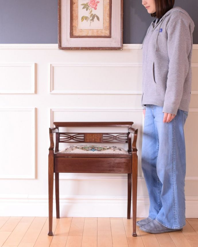 スツール・オットマン　アンティーク チェア　美しいアンティークの椅子、座面にプチポワンが入ったサロンチェア。凛とした美しさが漂う椅子背もたれが低いめずらしいデザインのサロンチェア。(q-390-c)