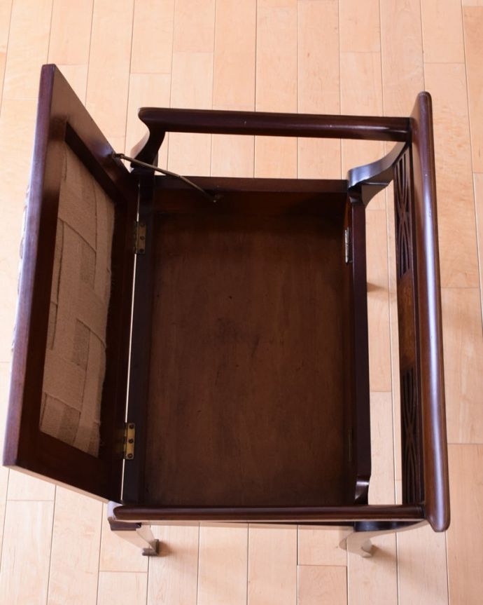 スツール・オットマン　アンティーク チェア　美しいアンティークの椅子、座面にプチポワンが入ったサロンチェア。座面をパカッと開くと･･･腰を抜かすほどビックリした収納！結構たっぷり収納できます。(q-390-c)