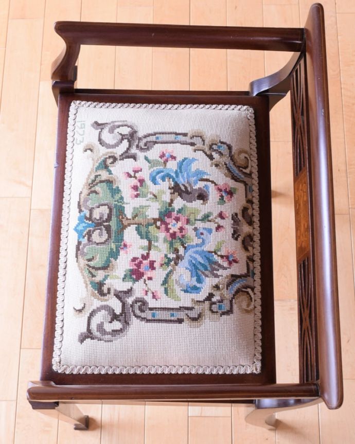 スツール・オットマン　アンティーク チェア　美しいアンティークの椅子、座面にプチポワンが入ったサロンチェア。まるで芸術品！絵画のような座面プチポワンの刺繍で出来上がった座面の模様。(q-390-c)