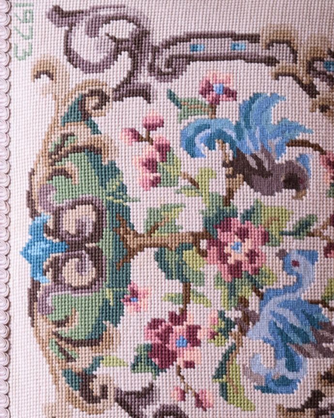 スツール・オットマン　アンティーク チェア　美しいアンティークの椅子、座面にプチポワンが入ったサロンチェア。キレイなものだけを買い付けています買い付けの時、よく吟味して状態のいいことを確認したプチポワンしか選んでいません。(q-390-c)