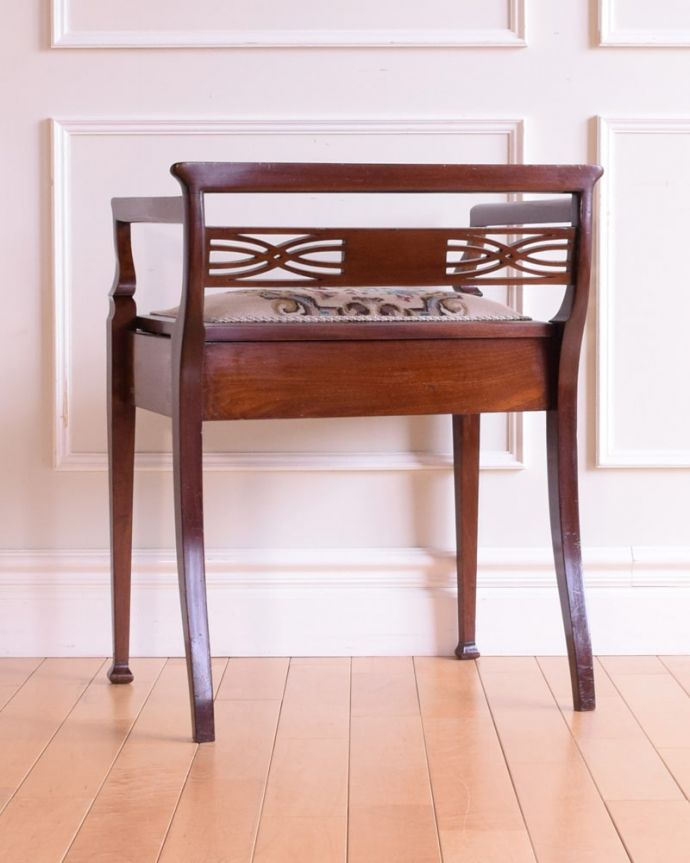 スツール・オットマン　アンティーク チェア　美しいアンティークの椅子、座面にプチポワンが入ったサロンチェア。こっちから見てもキレイスツールとしてリビングではもちろん、玄関で靴を履く時用として飾っても素敵です。(q-390-c)