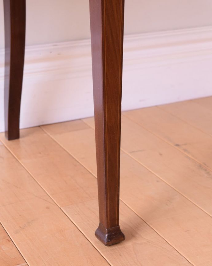 スツール・オットマン　アンティーク チェア　美しいアンティークの椅子、座面にプチポワンが入ったサロンチェア。移動もラクラクの理由は…Handleのアンティークチェアの脚の裏には、フェルトキーパーをお付けしていますので、持ち上げず床を滑らせてお使い頂けます。(q-390-c)