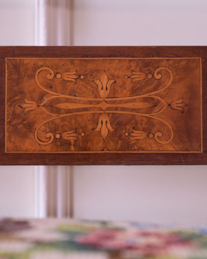 スツール・オットマン　アンティーク チェア　美しいアンティークの椅子、座面にプチポワンが入ったサロンチェア。職人技が光っています。(q-390-c)