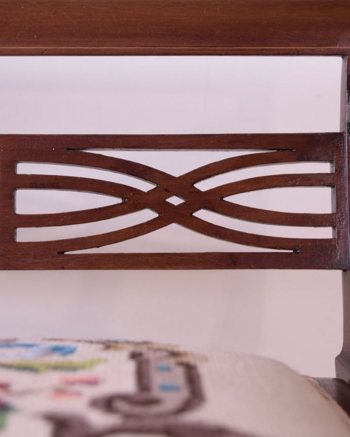 スツール・オットマン　アンティーク チェア　美しいアンティークの椅子、座面にプチポワンが入ったサロンチェア。うっとりするほど細かい細工まだ機械の発達していない時代に、手作業で作られた細かい細工。(q-390-c)