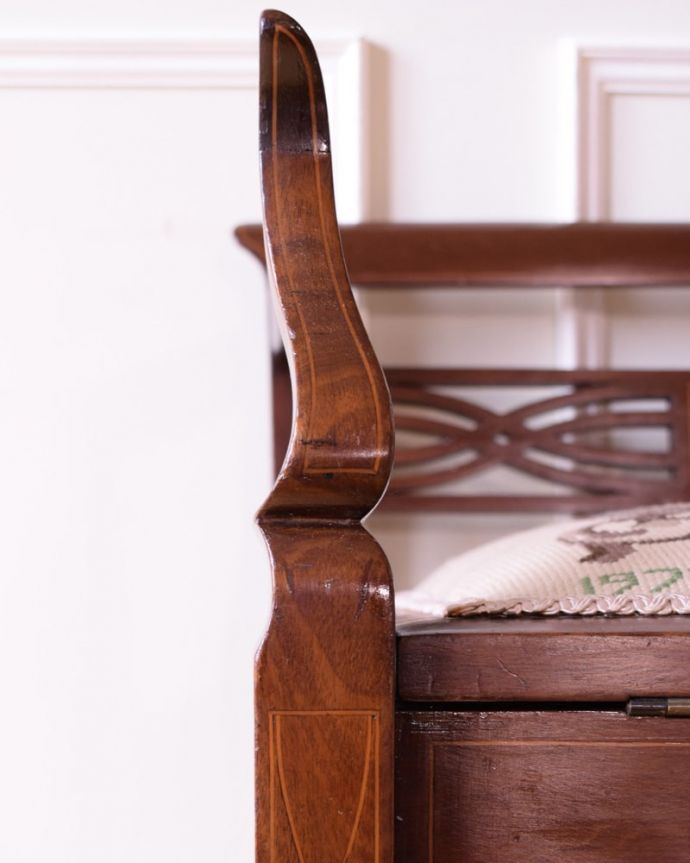 スツール・オットマン　アンティーク チェア　美しいアンティークの椅子、座面にプチポワンが入ったサロンチェア。華やかな象嵌の模様木を組み合わせることで作る象嵌で描かれた模様。(q-390-c)