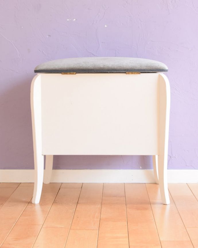 スツール・オットマン　アンティーク チェア　フランスの優雅なアンティークのスツール、布張りの優雅なピアノスツール。360度、どこから見ても美しい脚もしっかり組まれているのがわかります。(q-391-c)