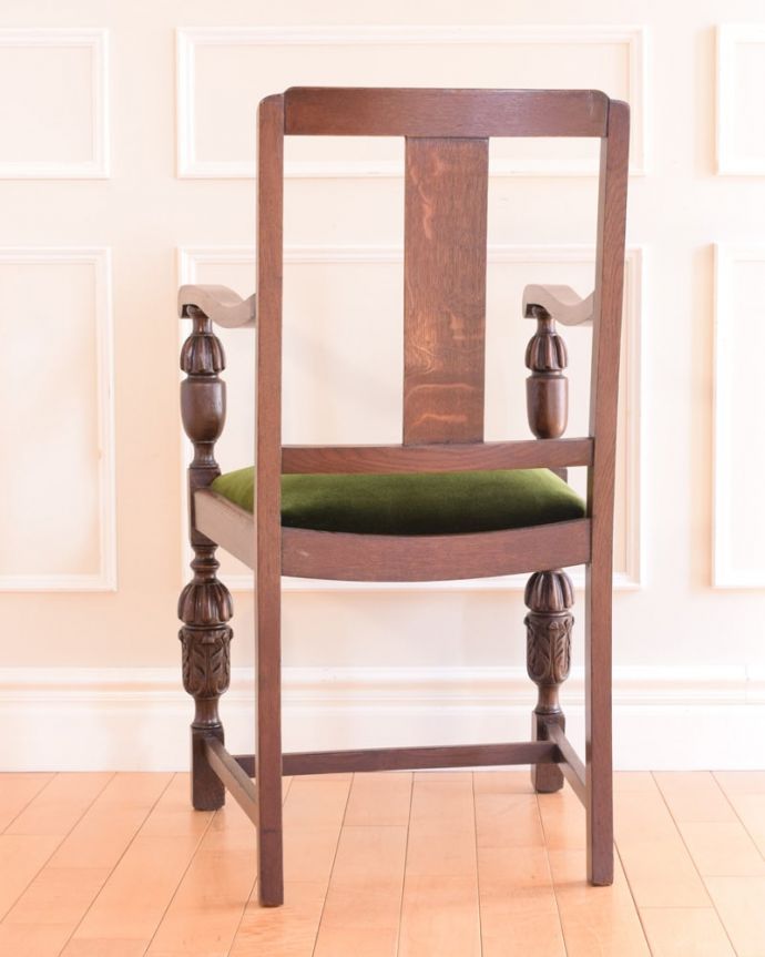 ダイニングチェア アンティーク チェア 英国アンティークの椅子、カッコいいバルボスレッグのアームチェア。後ろ姿にも自信アリ!並べた時に後ろから見ることも多い椅子。(q-392-c)