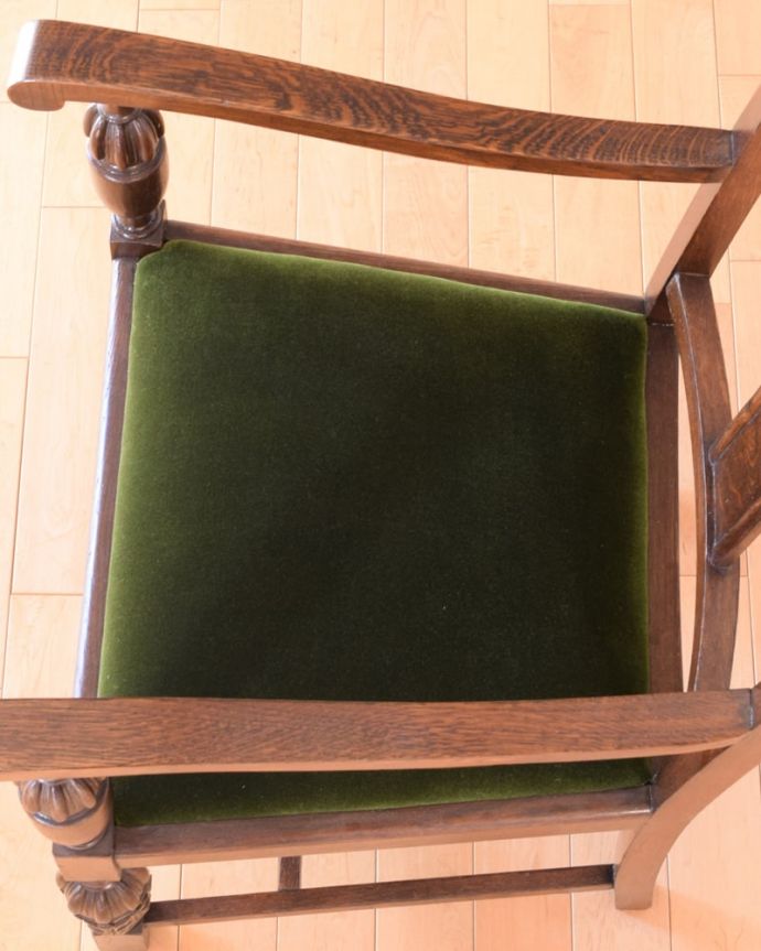 ダイニングチェア アンティーク チェア 英国アンティークの椅子、カッコいいバルボスレッグのアームチェア。座面を上から見るとこんな感じ座面は布貼りなので、長時間座っても疲れません。(q-392-c)