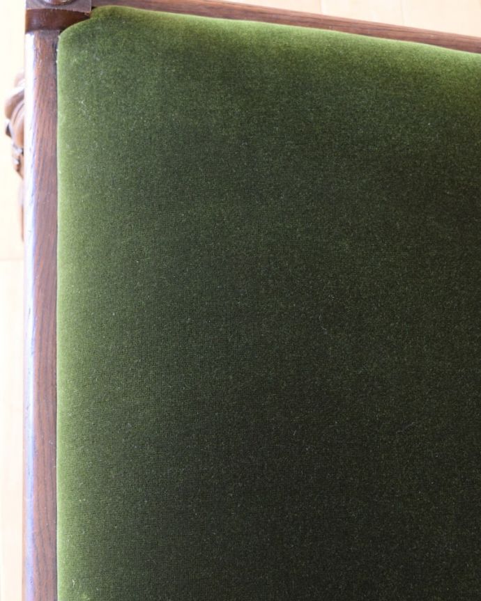 ダイニングチェア アンティーク チェア 英国アンティークの椅子、カッコいいバルボスレッグのアームチェア。生地のセレクトにもこだわりました優雅なアンティークチェアの雰囲気をそのままに、一番似合う貼り座をじっくり選びました。(q-392-c)