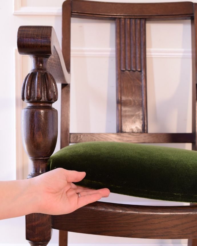 ダイニングチェア アンティーク チェア 英国アンティークの椅子、カッコいいバルボスレッグのアームチェア。取り外しできる座面座面の取り外しが簡単に出来るようになっています。(q-392-c)