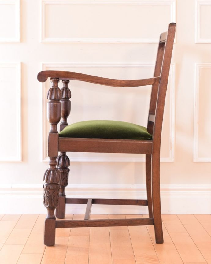 ダイニングチェア アンティーク チェア 英国アンティークの椅子、カッコいいバルボスレッグのアームチェア。横から見ても優雅な立ち姿背もたれがカーブしているので楽です。(q-392-c)