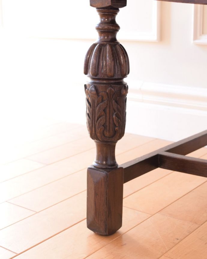 ダイニングチェア アンティーク チェア 英国アンティークの椅子、カッコいいバルボスレッグのアームチェア。床を滑らせて移動出来ますHandleではアンティークチェアの脚の裏にフェルトキーパーをお付けしています。(q-392-c)