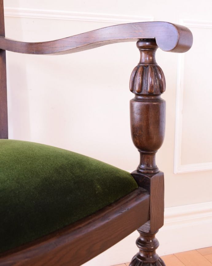 ダイニングチェア アンティーク チェア 英国アンティークの椅子、カッコいいバルボスレッグのアームチェア。アーム部分にも注目肘を掛けておけるアームチェアは座ったときにやっぱりラク。(q-392-c)