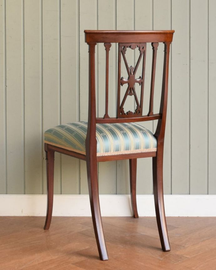 アンティークのサロンチェアの後ろ姿