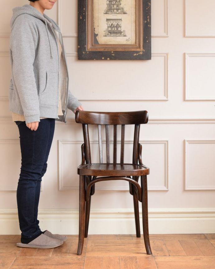 ベントウッドチェア アンティーク チェア イギリスのアンティーク椅子、かっこいいベントウッドチェア。英国紳士のようにカッコいいベントウッドチェアカッコいい背もたれのデザインが特長的なベントウッドチェア。(q-394-c)