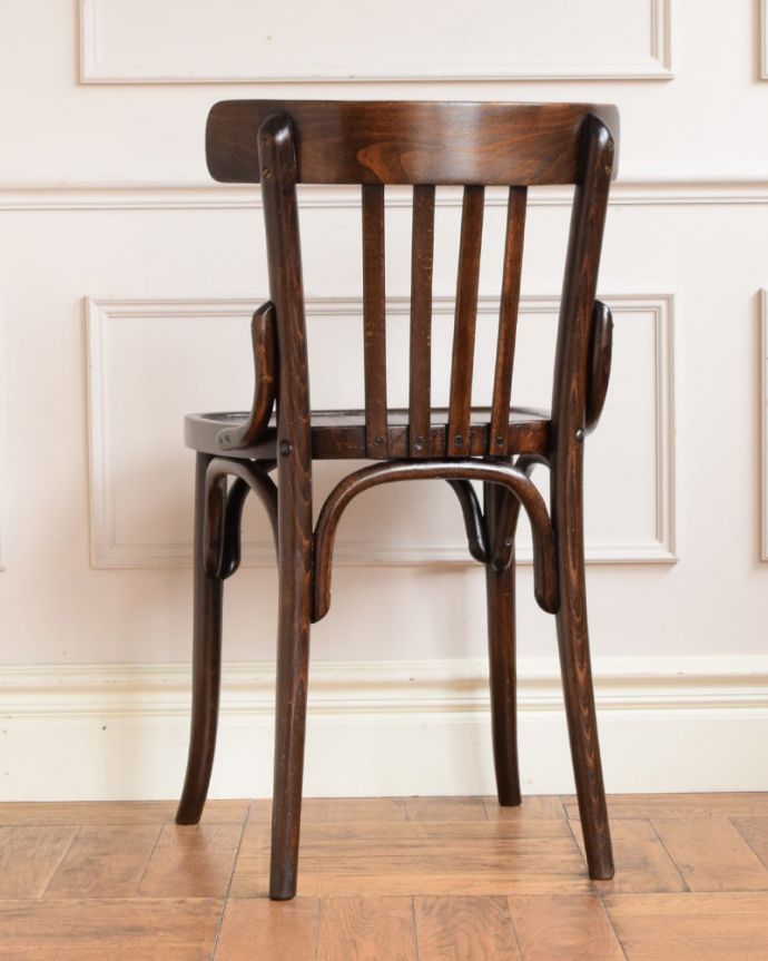 ベントウッドチェア アンティーク チェア イギリスのアンティーク椅子、かっこいいベントウッドチェア。カッコいい後ろ姿にも自信があります!アンティークは新品ではないので経年変化によるキズはありますが、しっかり修復して組み直したので安心して座って下さい。(q-394-c)