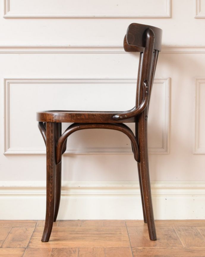ベントウッドチェア アンティーク チェア イギリスのアンティーク椅子、かっこいいベントウッドチェア。横顔も英国らしいカッコよさ英国のパブの雰囲気たっぷりのベントウッドチェアは、横から見てもカッコイイんです。(q-394-c)