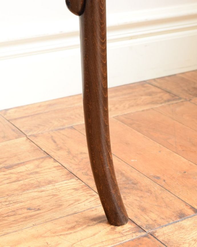 ベントウッドチェア アンティーク チェア イギリスのアンティーク椅子、かっこいいベントウッドチェア。移動もラクラクHandleのアンティークチェアの脚の裏には、フェルトキーパーをお付けしていますので、床を滑らせてお使い頂けます。(q-394-c)