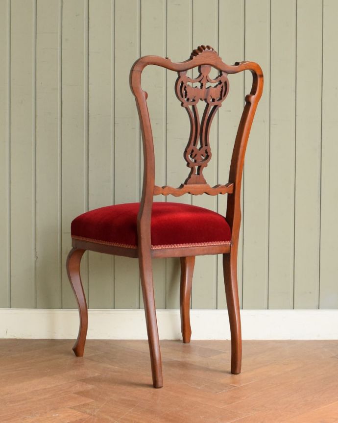 アンティークのサロンチェアの後ろ姿