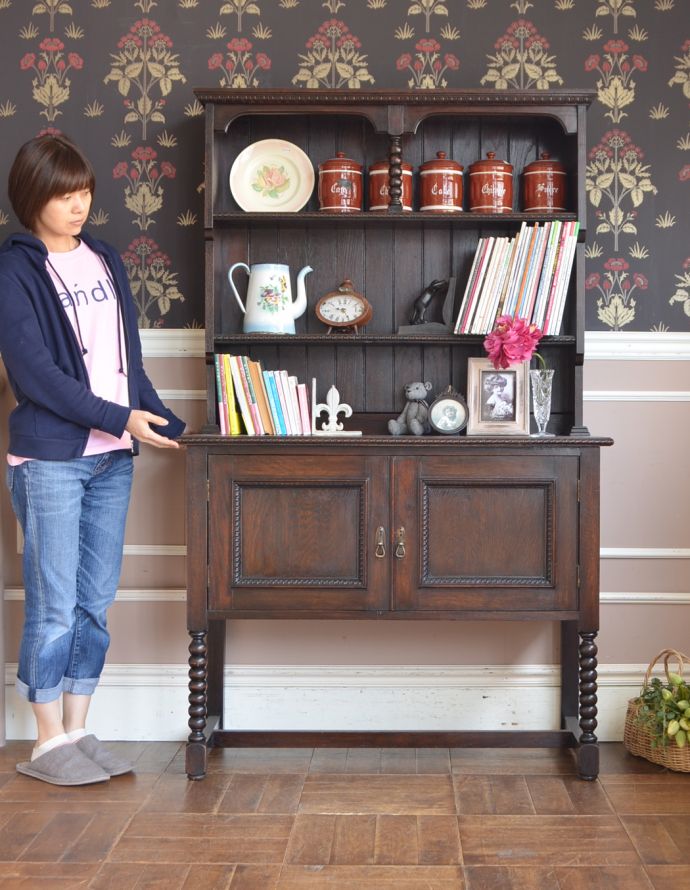 アンティークのキャビネット　アンティーク家具　シックなアンティークの英国家具、美しいウェルッシュドレッサー（食器棚）。アンティークらしい重厚感がかっこいい家具。(q-396-1)