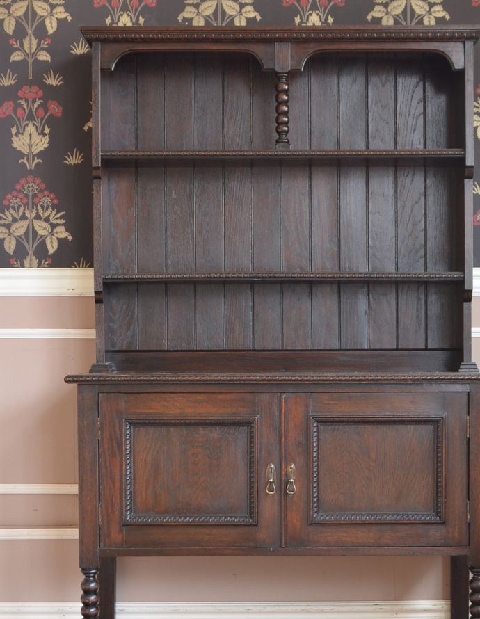 アンティークのキャビネット　アンティーク家具　シックなアンティークの英国家具、美しいウェルッシュドレッサー（食器棚）。濃いオーク材の味わいを存分に活かしつつキレイに塗装を仕上げました。(q-396-1)