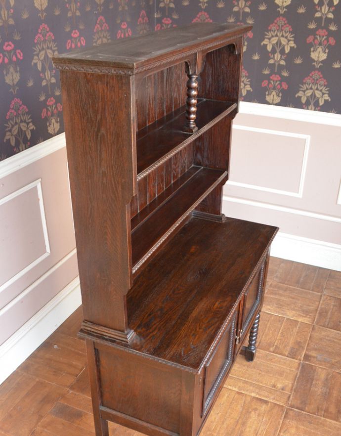 アンティークのキャビネット　アンティーク家具　シックなアンティークの英国家具、美しいウェルッシュドレッサー（食器棚）。天板は広々としています。(q-396-1)