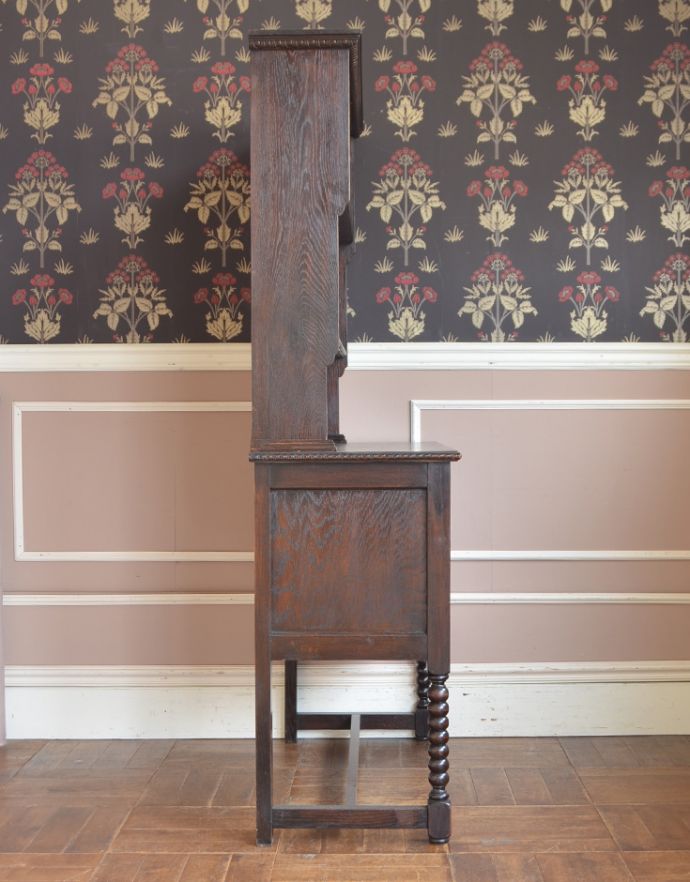 アンティークのキャビネット　アンティーク家具　シックなアンティークの英国家具、美しいウェルッシュドレッサー（食器棚）。サイドから見ても美しいデザインです。(q-396-1)