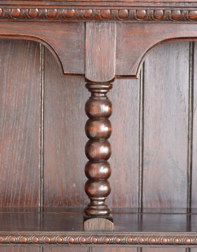 アンティークのキャビネット　アンティーク家具　シックなアンティークの英国家具、美しいウェルッシュドレッサー（食器棚）。風格と品があるので、リビングはもちろん、和室や書斎、客間にも最適。(q-396-1)