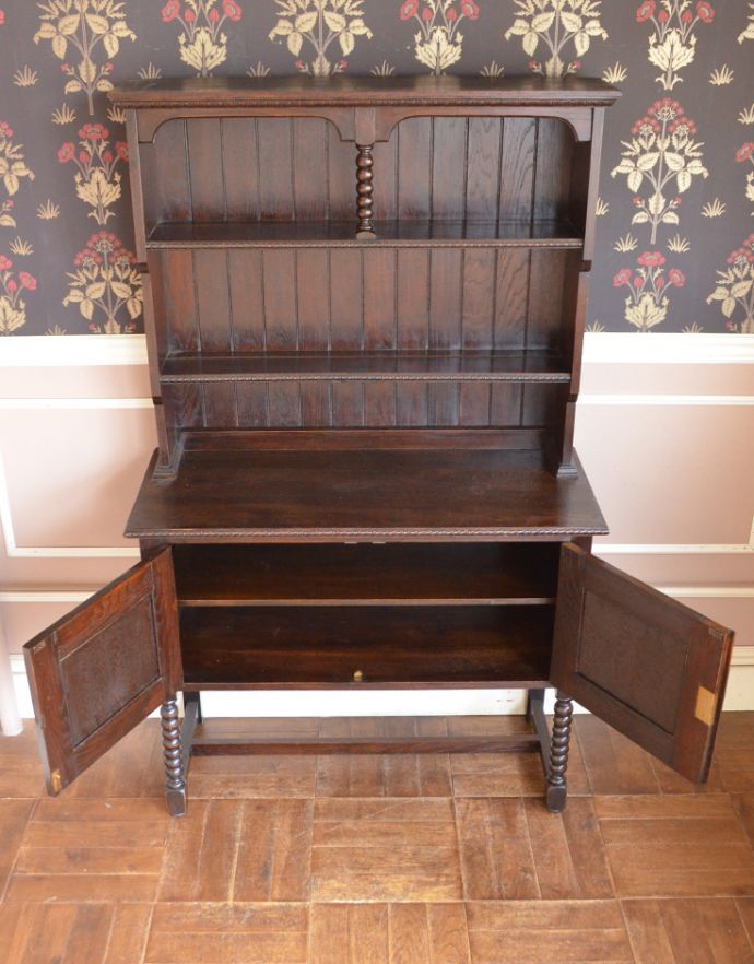 アンティークのキャビネット　アンティーク家具　シックなアンティークの英国家具、美しいウェルッシュドレッサー（食器棚）。風格と品があるので、リビングはもちろん、和室や書斎、客間にも最適。(q-396-1)