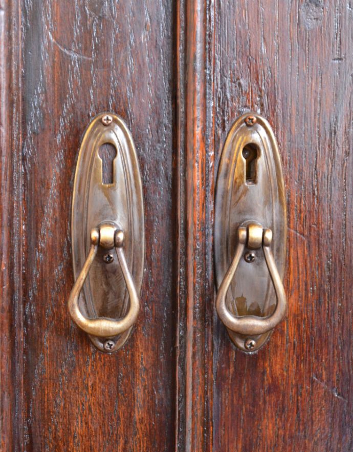 アンティークのキャビネット　アンティーク家具　シックなアンティークの英国家具、美しいウェルッシュドレッサー（食器棚）。使い勝手の良いリングタイプの取っ手です。(q-396-1)