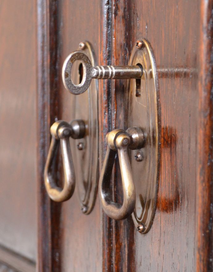 アンティークのキャビネット　アンティーク家具　シックなアンティークの英国家具、美しいウェルッシュドレッサー（食器棚）。鍵は使えます。(q-396-1)