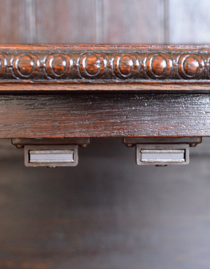 アンティークのキャビネット　アンティーク家具　シックなアンティークの英国家具、美しいウェルッシュドレッサー（食器棚）。マグネットが付いているので開け閉めはスムーズです。(q-396-1)