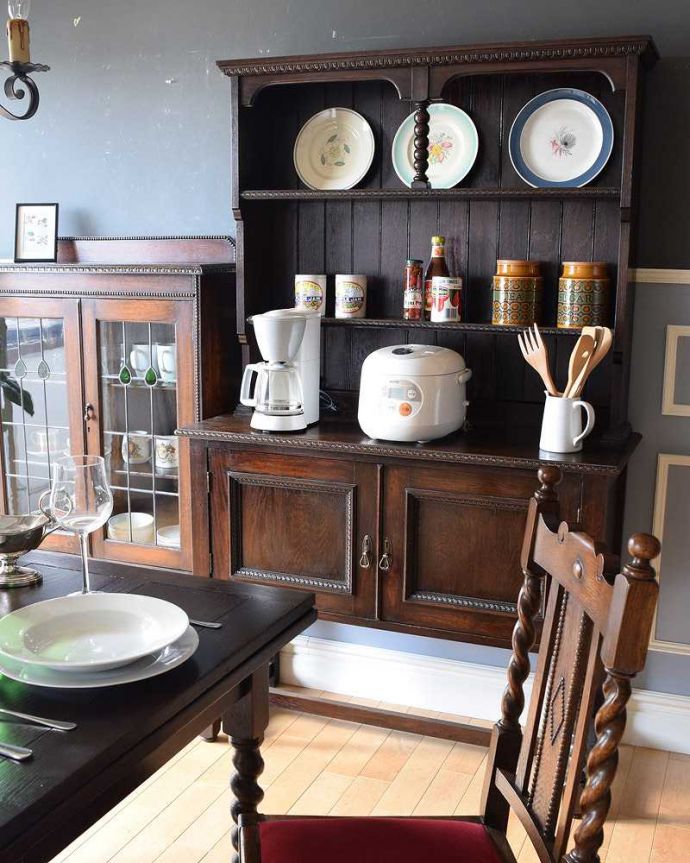 アンティークのキャビネット　アンティーク家具　シックなアンティークの英国家具、美しいウェルッシュドレッサー（食器棚）。どんなお部屋でもスペシャルな空間になってしまう事、間違いナシの存在感です。(q-396-1)